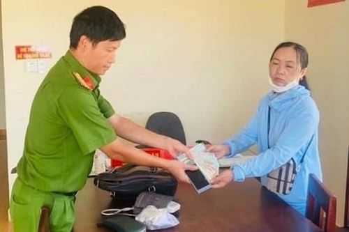 Nhặt được 17 triệu đồng nhờ Công an tìm người trả lại