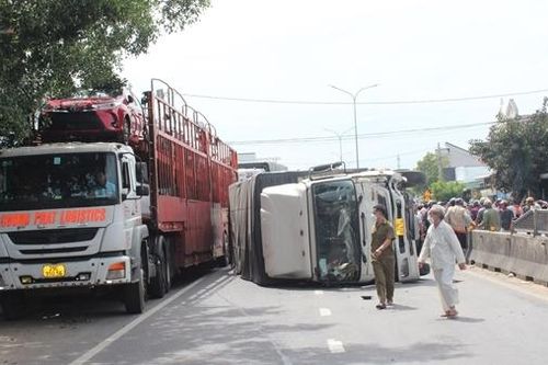 Xe tải tông xe đạp và xe máy chờ qua đường, 2 người tử vong