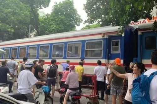 Du khách gặp nạn khi chụp ảnh ở phố cà phê đường tàu