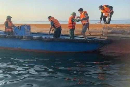 Tìm kiếm thuyền viên mất tích sau khi tàu vận tải bị chìm trên biển Cát Bà