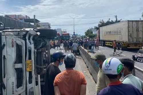 Tai nạn liên hoàn giữa ô tô tải, xe máy và xe đạp, 2 người tử vong
