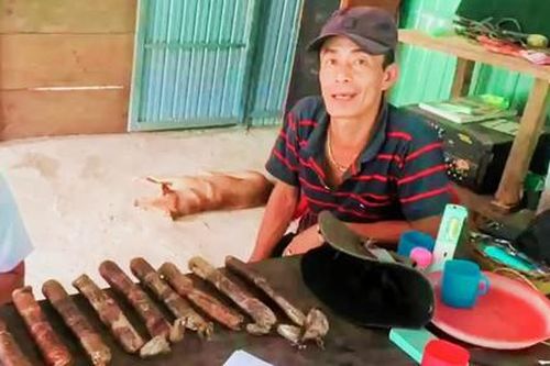 Tạm giữ đối tượng tàng trữ thuốc nổ trong bãi vàng trái phép
