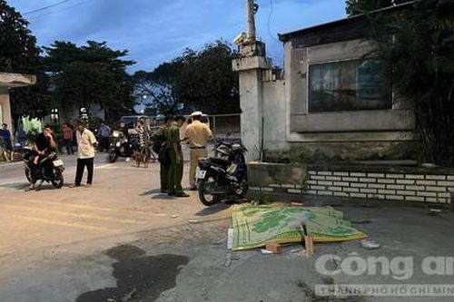 Xe máy lao vào cổng ga Sóng Thần, một người tử vong