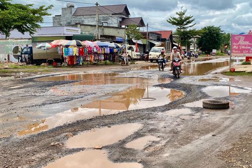 Cận cảnh tuyến đường liên xã chằng chịt 'ổ voi, ổ gà' ở Đắk Nông, dân kêu trời