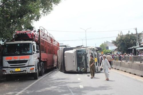 Xe tải tông hàng loạt xe máy, xe đạp ở Bình Thuận