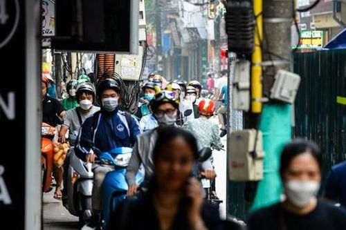 Hà Nội: Dân khốn khổ vượt hàng loạt 'lô cốt' giữa đường