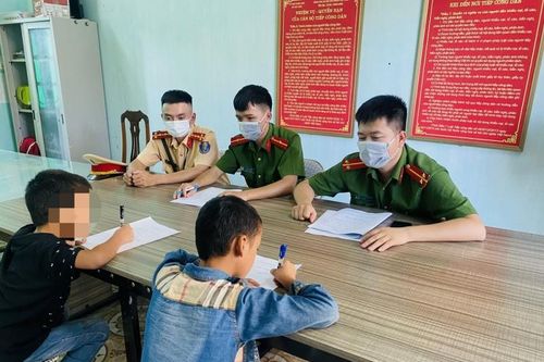 Hai cậu bé 8 tuổi ném đá vào ôtô trên cao tốc
