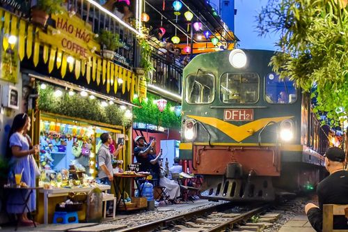 Người dân ở phố cà phê đường tàu 'kêu cứu'
