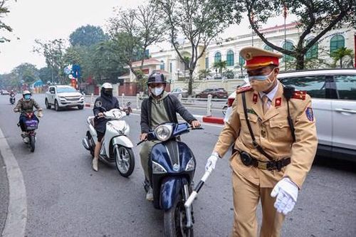 Hà Nội: Nghiêm cấm cán bộ, công chức can thiệp xử lý vi phạm giao thông