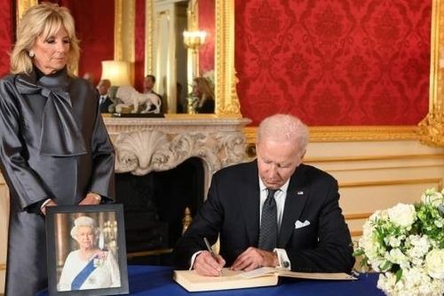 Hình ảnh Tổng thống Mỹ Joe Biden và vợ tỏ lòng kính trọng trước linh cữu của cố Nữ hoàng Anh Elizabeth II