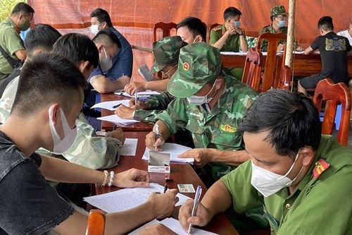 Hàng trăm lao động tự do tại Campuchia kéo về nước qua cửa khẩu quốc tế Mộc Bài
