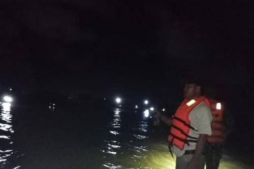 Đi tắm biển, 2 học sinh bị dòng nước xoáy cuốn mất tích