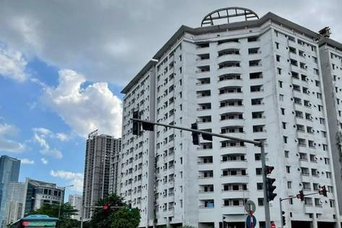 Thanh khoản bất động sản thấp kỷ lục, giá vẫn chót vót