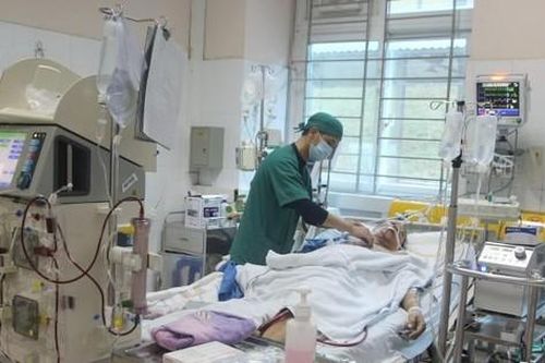 Người đàn ông bị kích động, nằm tư thế cò súng, cứng gáy vì liên cầu lợn dù không ăn tiết canh