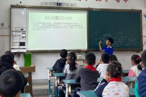 'Cậu bé tên lửa' trở thành 'thầy giáo' thiên văn học