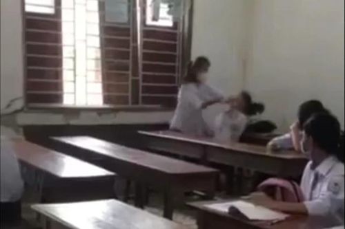 Nữ sinh bị đánh trong lớp, bạn bè đứng nhìn không ai can ngăn