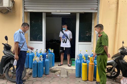 Phát hiện kho hàng chứa nhiều bình 'khí cười' N2O không rõ nguồn gốc xuất xứ tại Hà Nội