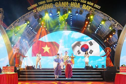 Nhiều nghệ sĩ Kpop biểu diễn trong 'Những cánh hoa bay' trên phố đi bộ Trịnh Công Sơn