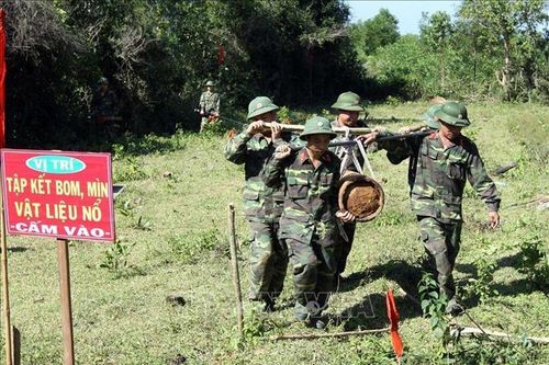 Khẩn trương tổng kết thi hành quy định pháp luật về khắc phục hậu quả bom mìn