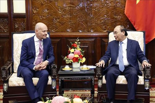 Chủ tịch nước Nguyễn Xuân Phúc tiếp Đại sứ các nước trình Quốc thư