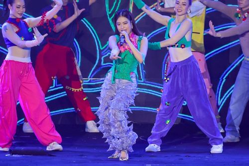 Hoàng Thùy Linh xúc động chia sẻ hành trình tìm kiếm 'sự tự hào của bố mẹ'