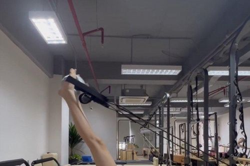 Hoa hậu Thùy Tiên kéo tạ bằng chân để có cơ thể hoàn hảo hơn
