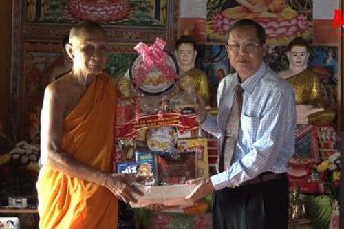 Phó Bí thư Thường trực Tỉnh ủy An Giang Lê Văn Nưng thăm, chúc mừng lễ Sene Dolta