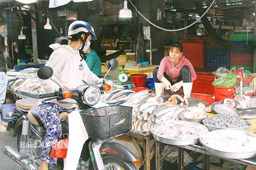 Giá xăng giảm mạnh, giá hàng hóa vẫn 'neo'
