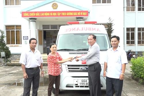 Bàn giao xe chuyển bệnh từ thiện