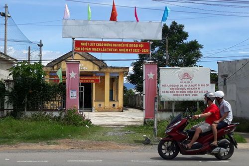 Đề nghị thay mới bảng cổng chào và pa nô tuyên truyền