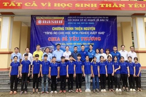 Sơn Nasun tặng áo cho các em học sinh nghèo vượt khó
