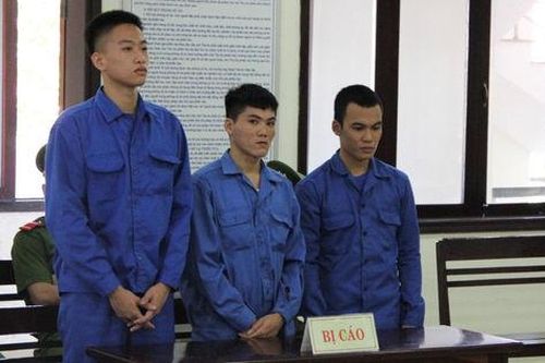 Nhóm thanh niên xúm lại 'đánh chùm' vì nghi ngờ bị ném chai bia lúc nhậu