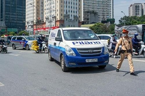 Dùng xe đặc chủng ghi hình phương tiện đi vào làn khẩn cấp đường vành đai 3
