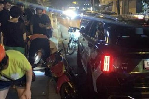 Hà Nội: Ô tô gây tai nạn giữa phố đông, nhiều người nhập viện cấp cứu khẩn