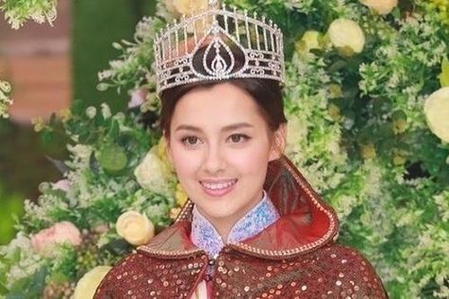 Hoa hậu đẹp nhất Hồng Kông xếp hàng chờ việc, phải bán hàng online