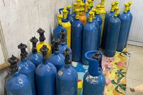 Phát hiện kho chứa hàng chục bình 'khí cười' giữa Thủ đô