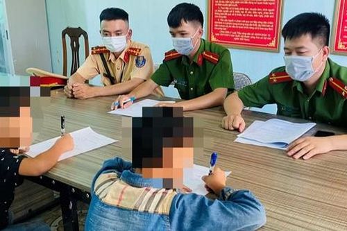 2 cháu bé nhiều lần dùng đá ném kính ô tô trên cao tốc