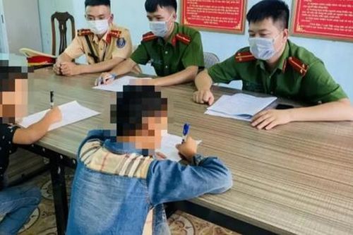 Hàng loạt ô tô di chuyển trên cao tốc bị ném đá