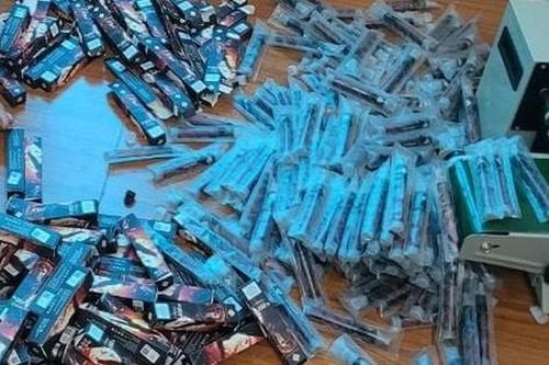 Phát hiện cơ sở lắp ráp hàng nghìn linh kiện nghi làm giả thuốc lá điện tử