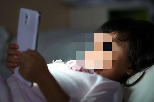 'Đại dịch' mang tên smartphones: Những đứa trẻ… 'cúi đầu'! (bài 2)