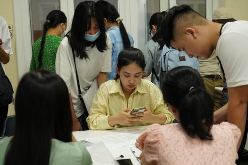 Tân sinh viên bắt đầu đến trường nhập học