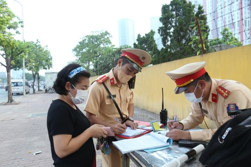 Hà Nội cấm cán bộ, công chức can thiệp vào việc xử lý vi phạm giao thông
