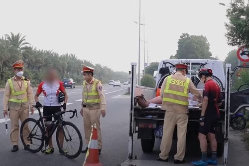 Đạp xe vào đường cao tốc, tăng cường sức khỏe hay 'đánh đu' với mạng sống?