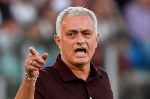 Mourinho: 'Cầu thủ của tôi phải diễn hề mới có penalty'