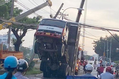Xe ben kéo đổ nhiều trụ điện ở TP.HCM