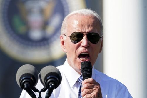 Ông Biden hứng chỉ trích sau khi tuyên bố đại dịch kết thúc