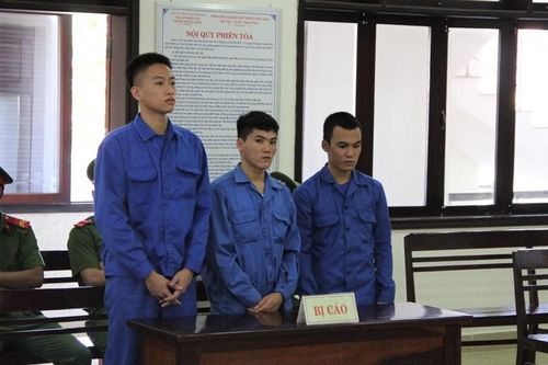 Bị vây đánh dã man vì bị nghi là 'tác giả'... vật thể bay