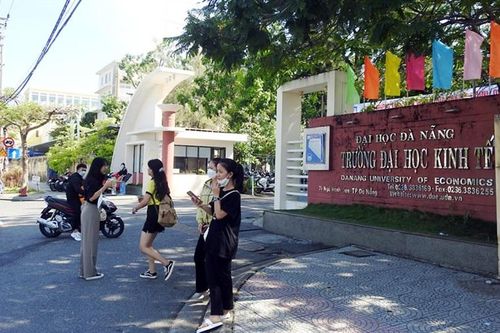 Không bao che cho hành vi nhờ thi hộ của giảng viên khoa Luật