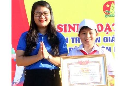 Biểu dương học sinh trả lại hơn 51 triệu đồng cho người đánh mất