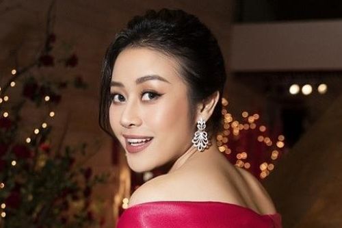 MC Phí Linh quyến rũ, linh hoạt chọn trang phục dự sự kiện